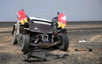 En la etapa 9, Sebastien Loeb y Daniel Elena han perdido toda opción de victoria. Rompieron en frontal de su coche al no ver un agujero. Perdieron más de siete horas en la clasificación general.