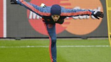 Chicharito se entrenó ayer en el estadio donde hoy será titular en el ataque del Leverkusen.