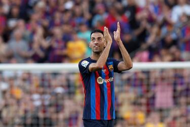 Sergio Busqutes se retira entre aplausos de compañeros y rivales.