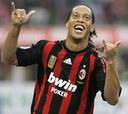 Ronaldinho catapulta al Milan y el Inter aplasta a la Roma