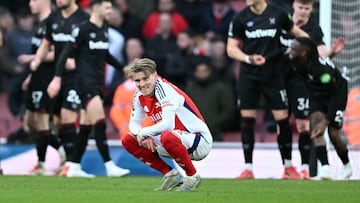 West Ham termina con el invicto del Arsenal en Premier League, alejándolos del Liverpool y el título de Inglaterra.