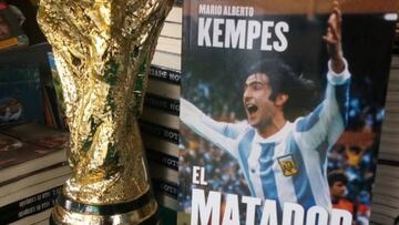 Mario Kempes presumió su libro con su historia