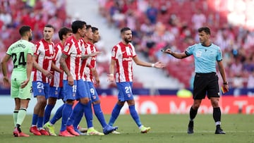 MADRID, SPAIN - SEPTEMBER 18: Atletcio de Madrid players protest to referee Gil Manzano during the La Liga Santander match between Club Atletico de Madrid and Athletic Club at Estadio Wanda Metropolitano on September 18, 2021 in Madrid, Spain. (Photo by G