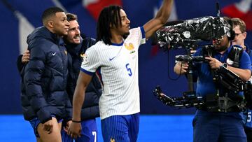 France's forward #10 Kylian Mbappe, France's midfielder #07 Antoine Griezmann and France's defender #05 Jules Kounde celebrate after the UEFA Euro 2024 quarter-final football match between Portugal and France at the Volksparkstadion in Hamburg on July 5, 2024. (Photo by PATRICIA DE MELO MOREIRA / AFP)