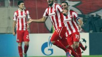 Kostas Mitroglou celebra un gol ante el Arsenal.