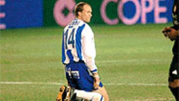 <b>INQUIETUD</B>. Jordi Cruyff reconoce que el Alavés no está haciendo méritos para ganar partidos.