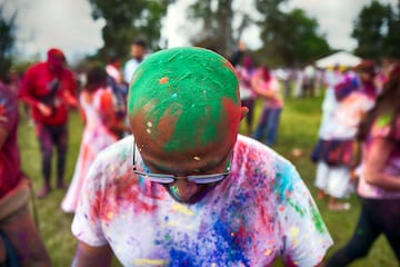 El Holi Festival es uno de los festivales más coloridos que se celebra en el mundo. La fiesta de colores se celebra durante dos días entre finales de febrero y principios de marzo. Los festejos comienzan con la última luna llena del mes lunar hindú (Phalguna). Este festivo acontecimiento se despliega en todo el país, donde una explosión de colores se eleva sobre una multitud que baila y se llena de alegría.