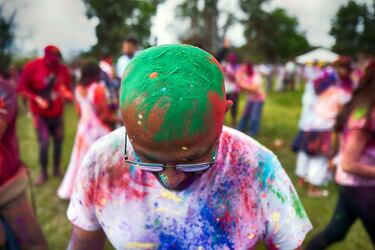 El Holi Festival es uno de los festivales más coloridos que se celebra en el mundo. La fiesta de colores se celebra durante dos días entre finales de febrero y principios de marzo. Los festejos comienzan con la última luna llena del mes lunar hindú (Phalguna). Este festivo acontecimiento se despliega en todo el país, donde una explosión de colores se eleva sobre una multitud que baila y se llena de alegría.