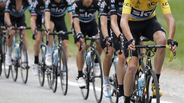 Froome stretches lead despite crash as Bardet takes stage