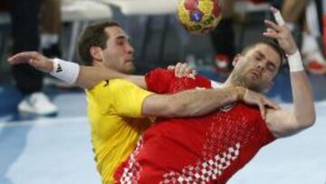 El pivote de la selección croata Drago Vukovic lucha un balón con el central de la selección australiana Ognjen Matic durante el partido correspondiente a la primera fase, grupo D, del Mundial de balonmano España 2013 disputado hoy en la Caja Mágica de Madrid.