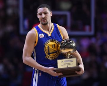 Klay Thompson con el trofeo que muchos pensaban que sería para Stephen Curry.