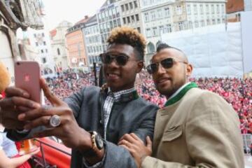 Arturo Vidal celebró el título con los hinchas