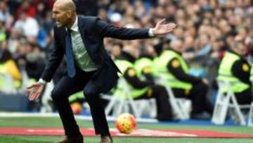 Zidane dando instrucciones en el último partido del Real Madrid en el Santiago Bernabéu.