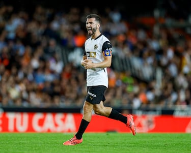 Gayá es canterano y, como tal, lleva más de diez años y casi 300 partidos en el club valenciano así que se ha ganado por derecho propio portar el brazalete de capitán. Pepelu lo lleva cuando él no está.