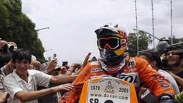 <b>TODO UN HÉROE. </b>Marc Coma fue recibido en la meta de Buenos Aires por una auténtica multitud, que aclamó al primer ganador de esta prueba en Suramérica.