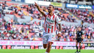 Facundo Batista festeja su gol en contra del León.