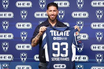 Sergio Ramos se presentó con Monterrey junto al presidente Antonio ‘Tato’ Noriega. “Dejar un legado en México es un reto personal. No vengo a pasear sino a conquistar títulos nuevos. El fútbol no es una cuestión de edad, es cuestión de rendimiento”, declaró como Rayado.