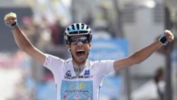 Fabio Aru celebra a lo grande su victoria en Cervinia.