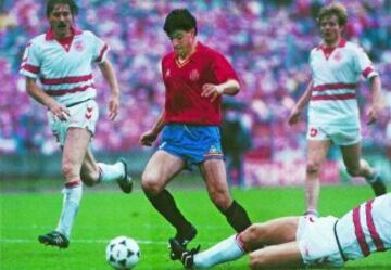 El primer partido del Grupo A para España fue el 11 de junio de 1988 ante Dinamarca. La Roja ganó por 2-3 con goles de Míchel, Butragueño y Gordillo. En la imagen, Míchel rodeado de daneses. 