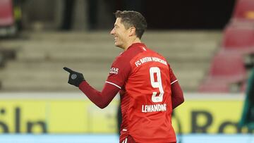 Robert Lewandowski celebra un gol con el Bayern Munich en contra del Koln en Alemania.