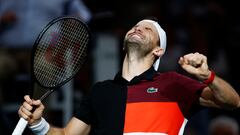 Grigor Dimitrov celebra su victoria contra Stefanos Tsitsipas en el Paris Masters.