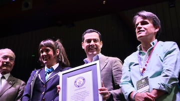 El presidente de la Junta de Andaluc¨ªa, Juanma Moreno, junto al certificado Guinness durante el encuentro Talent Land, a 5 de julio de 2024 en M¨¢laga (Andaluc¨ªa, Espa?a). Talent Land es el evento de innovaci¨®n que da cita al talento que est¨¢ dando el m¨¢ximo para encontrar las soluciones correctas a los problemas actuales.
05 JULIO 2024
?lex Zea / Europa Press
05/07/2024
