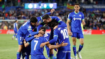 Los jugadores del Getafe celebran un gol durante el partido ante el Sevilla en el Coliseum.