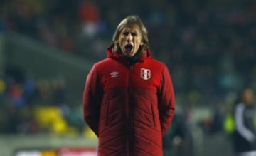 CA48. CONCEPCIÓN (CHILE), 03/07/2015.- El entrenador de Perú Ricardo Gareca da instrucciones a sus jugadores durante el partido Perú-Paraguay, por el tercer y cuarto puesto de la Copa América de Chile 2015, en el Estadio Municipal Alcaldesa Ester Roa Rebolledo de Concepción, Chile, hoy 3 de julio de 2015. EFE/Javier Valdés