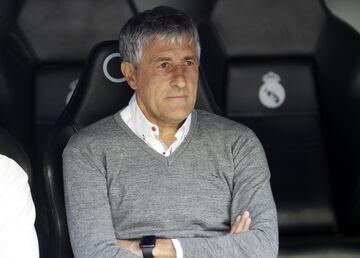 El entrenador del Real Betis comenz¨® el encuentro sin saber a ciencia cierta si seguir¨¢ la temporada que viene en el banquillo del Real Betis.
