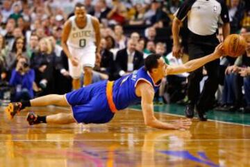 Pablo Prigioni de los New York Knicks intenta recuperar un balón perdido ante los Boston Celtics en el tercer partido de los cuartos de final de la Conferencia Este de la NBA Playoffs 2013.