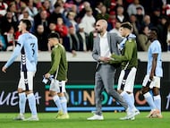 Claudio Giráldez, entrenador del Celta, saluda a su futbolista Álvaro Núñez a la conclusión del partido contra el Friburgo en Alemania.