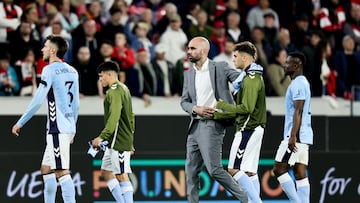 Claudio Giráldez, entrenador del Celta, saluda a su futbolista Álvaro Núñez a la conclusión del partido contra el Friburgo en Alemania.