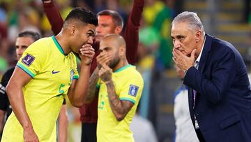 Doha (Qatar), 05/12/2022.- Brazil's head coach Tite (R) and Casemiro (L) react during the FIFA World Cup 2022 round of 16 soccer match between Brazil and South Korea at Stadium 974 in Doha, Qatar, 05 December 2022. (Mundial de Fútbol, Brasil, Corea del Sur, Catar) EFE/EPA/Rungroj Yongrit