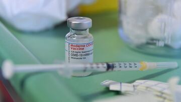 Paran la distribución de un lote de la vacuna de Moderna tras varias reacciones