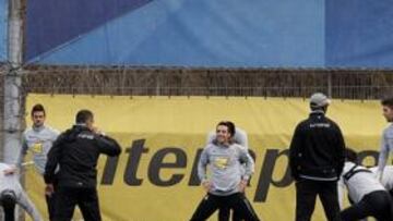 <b>COSTUMBRISTA SANT ADRIÀ. </b>Un instante del entrenamiento de ayer, en el que la plantilla estiraba en la Ciudad Deportiva.