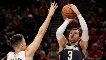 SDX01. PORTLAND (EE.UU.), 17/04/2018.- El jugador de los Pelicans de Nueva Orleans Nikola Mirotic (d) lanza a canasta por encima de Zach Collins, de los Trail Blazers de Portland, durante su partido de eliminatoria de la primera ronda de playoffs de la Co