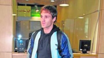 <b>YA ESTÁ EN LA ISLA. </b>El centrocampista Mikel Alonso, anoche a su llegada al aeropuerto de Los Rodeos.