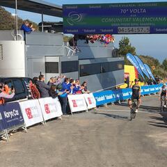 Resumen de la Vuelta a Valencia, 4ª etapa: Adam Yates gana y el nuevo líder es Ion Izagirre