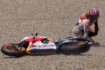 Marc Márquez tras irse al suelo. 