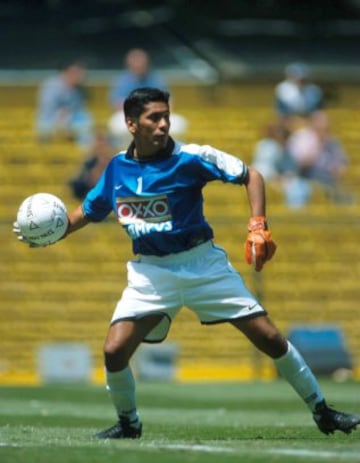 Son muchos los futbolistas que han vestido la camiseta de los Pumas y de los Tigres, entre los que podemos destacar a Jesús Olalde, Antonio Sancho, Joaquín del Olmo, Claudio Suárez, Jaime Lozano, Emmanuel Villa, Ismael Sosa (actualmente en Tigres), entre muchos otros.
