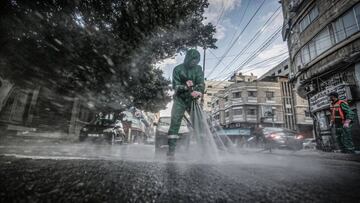 01 September 2020, Palestinian Territories, Gaza City: Gaza municipality workers spray disinfectant on the streets and buildings as a preventive measure against the spread of Coronavirus (COVID-19). Photo: Mohammed Talatene/dpa
01/09/2020 ONLY FOR USE IN SPAIN