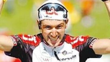 <b>GANADOR. </b>Basso, en el momento de ganar ayer en La Mongie.