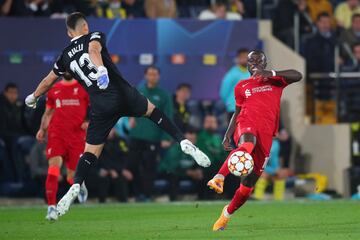 2-3. Sadio Mané marca el tercer gol tras salvar a Juan Foyth y al guardameta Gerónimo Rulli.