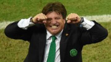 Festeja Miguel Herrera una anotación de la Selección Mexicana.