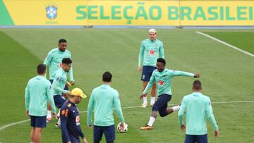 Brazil's forward Vinicius Junior (R) and teammates attend a training session on the eve of the international friendly football match between Spain and Brazil at the Ciudad Real Madrid training ground in Valdebebas, outskirts of Madrid, on March 25, 2024. Spain arranged a friendly against Brazil at the Santiago Bernabeu under the slogan "One Skin" to help combat racism. (Photo by Pierre-Philippe MARCOU / AFP)