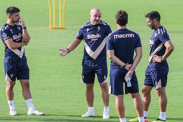 Paco López en el entrenamiento del martes en la Ciudad Deportiva junto a su cuerpo técnico.