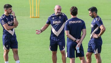 Paco López en el entrenamiento del martes en la Ciudad Deportiva junto a su cuerpo técnico.