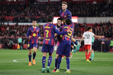 0-1. El defensa azulgrana celebra con sus compañeros el tanto que anota tras un remate de cabeza.