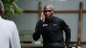 NAIROBI, 06/05/2024.-Aclamado como el "rey del maratón", el atleta keniano Eliud Kipchoge realiza ejercicios físicos en el centro de entrenamiento de Kaptagat, en el oeste de Kenia, donde se prepara para competir en los Juegos Olímpicos de París. El legendario Eliud Kipchoge confiesa en una entrevista con la Agencia EFE que se entrena a fondo en senderos de tierra rojiza rodeados de eucaliptos en su Kenia natal con un objetivo: convertirse en los próximos Juegos de París en el primer atleta maratoniano que gana tres oros olímpicos consecutivos.- EFE/ NN Running Team***SOLO USO EDITORIAL/SOLO DISPONIBLE PARA ILUSTRAR LA NOTICIA QUE ACOMPAÑA (CRÉDITO OBLIGATORIO)***