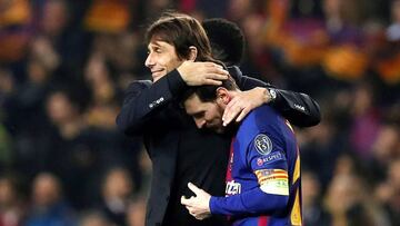 Conte abraza a Messi al acabar el partido en el Camp Nou.